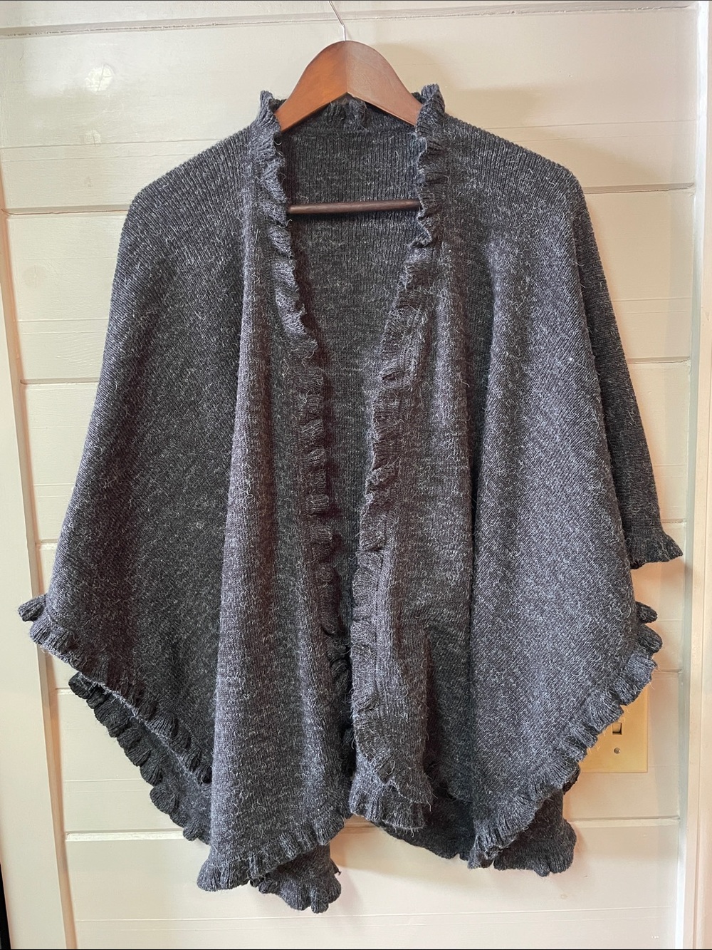 Alpaca Fina Women’s
100% Alpaca Ruffle Edge
Sweater Wrap Gray Size M.